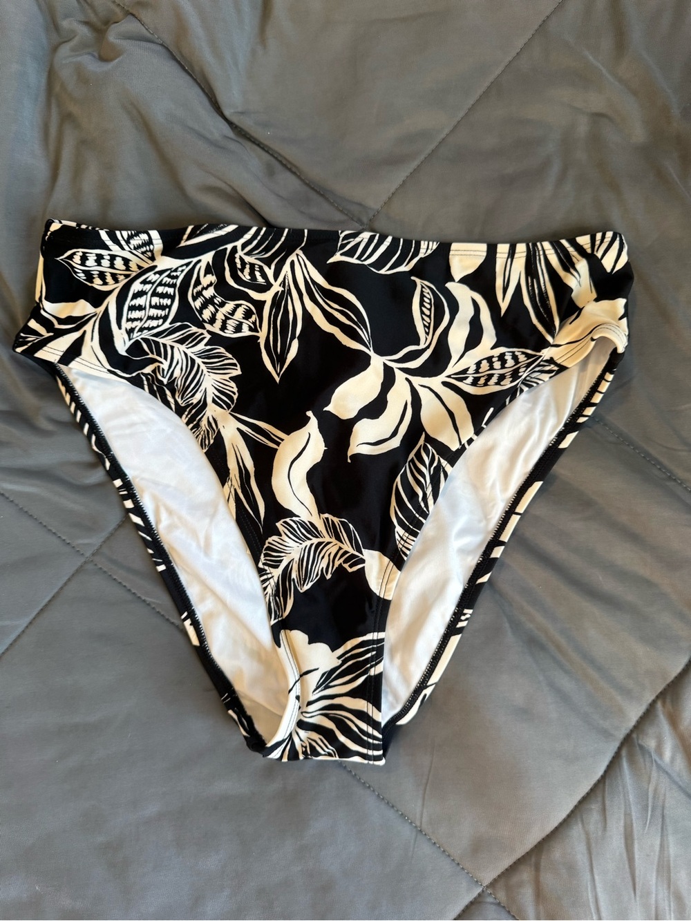 Cupshe Black and White Leaf Print High Waisted Bikini Bottoms